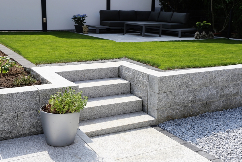 Garden steps with retaining wall, lawn, gravel area and outdoor seating space
